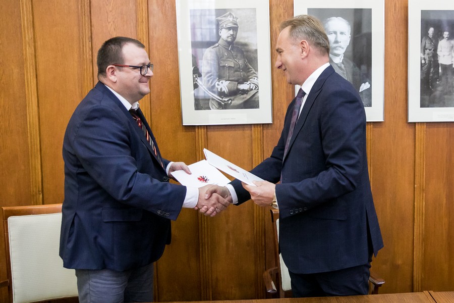 Uroczystość podpisania umowy na modernizację drogi wojewódzkiej nr 254 na odcinku Brzoza-Łabiszyn, fot. Andrzej Goiński dla UMWKP