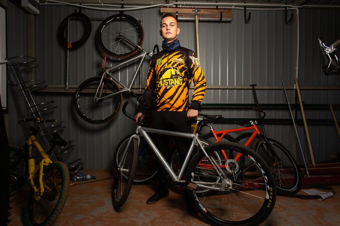Radosław Morawiak z rowerem w garażu, fot. Filip Kowalkowski dla UMWKP