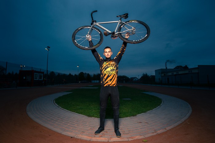 Radosław Morawiak z rowerem, w tle tor do speedrowera, fot. Filip Kowalkowski dla UMWKP