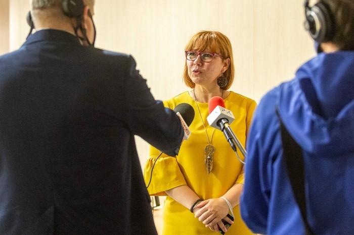 Magdalena Magalska udziela wywiadu po odebraniu nagrody zarządu województwa