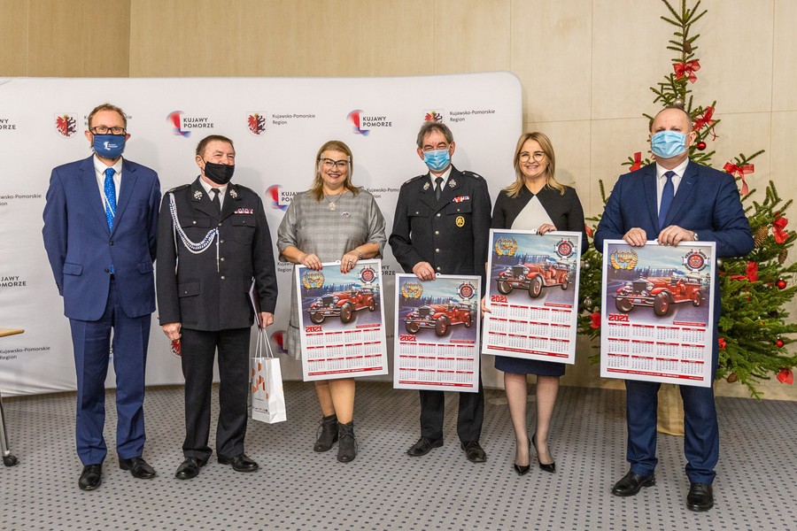 Wręczenie umów na dofinansowanie dla ochotniczych straży pożarnych, fot. Szymon Zdziebło/tarantoga.pl dla UMWKP