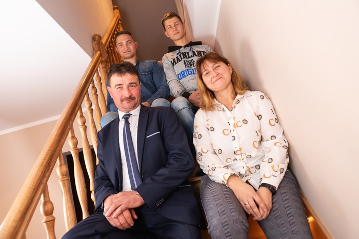 Zbigniew Augustyn wraz z żoną oraz synami pozujący na schodach, fot. Mikołaj Kuras dla UMWKP
