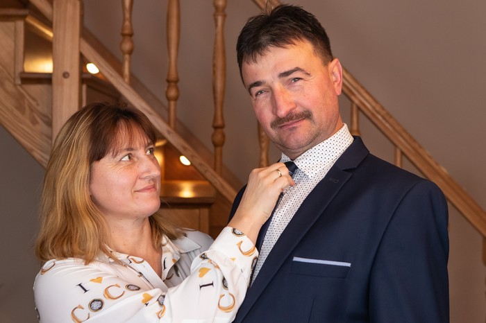 Zbigniew Augustyn z żoną Małgorzatą poprawiającą męża krawat, fot. Mikołaj Kuras dla UMWKP