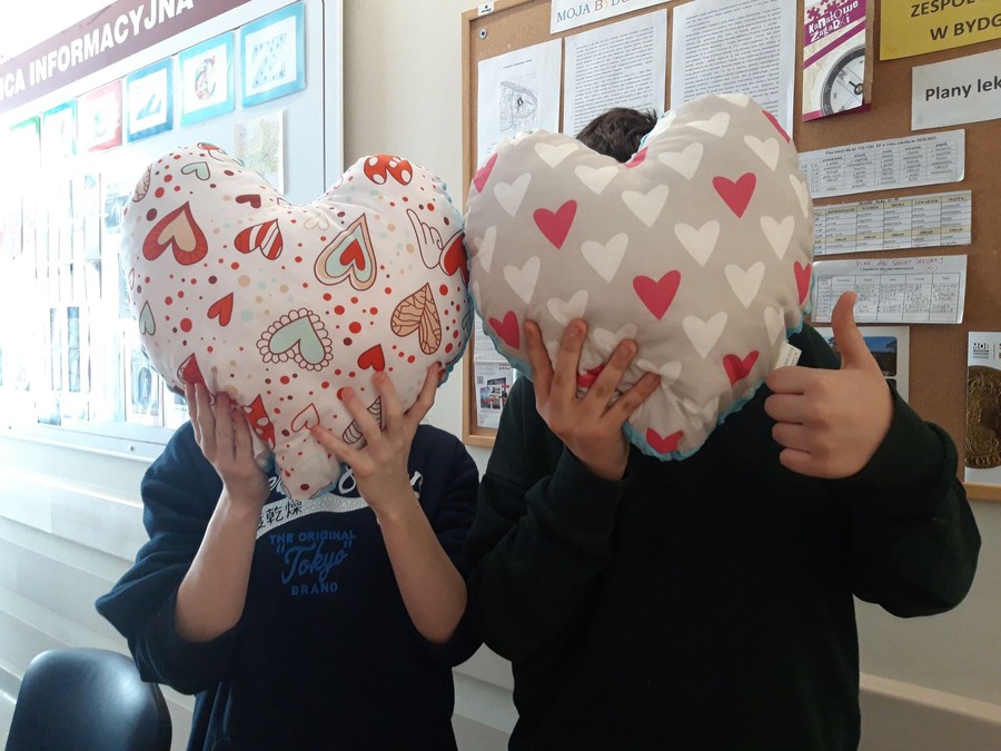 Prezentacja uszytych poduszek w kształcie serca przez dwoje dzieci.