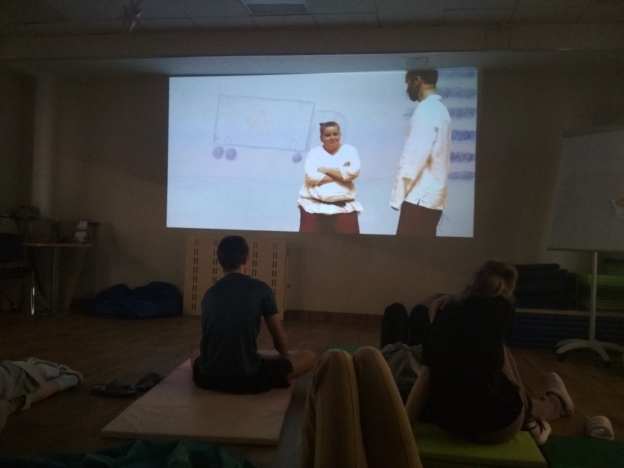 uczniowie w sali szpitalnej oglądają przedstawienie, fot. Marta Kozłowska