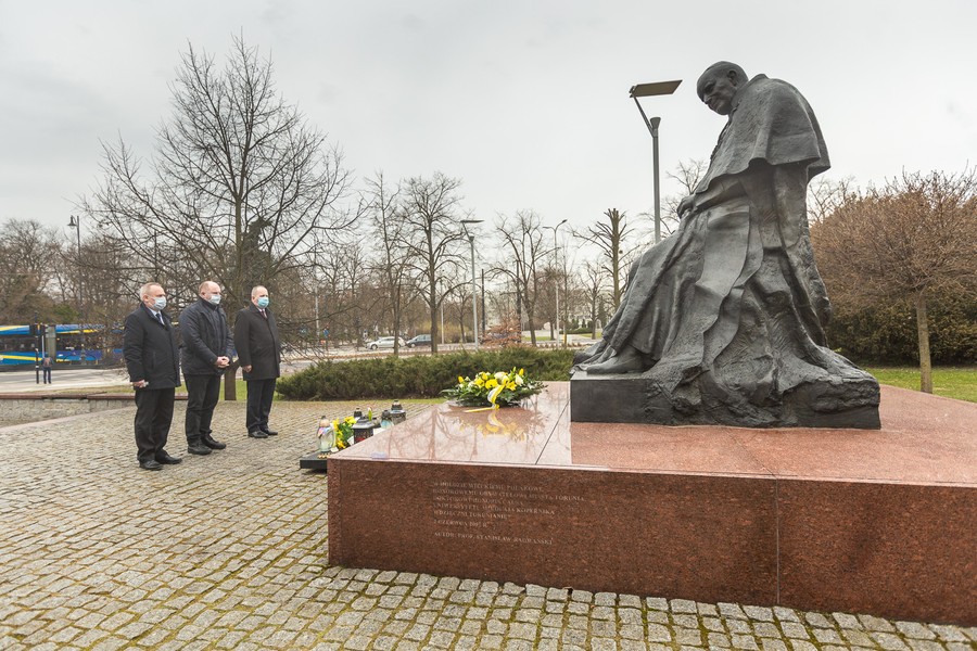 Złożenie kwiatów pod pomnikiem świętego Jana Pawła II, fot. Szymon Zdziebło / tarantoga.pl dla UMWKP