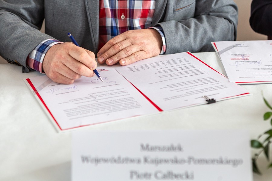 Podpisanie porozumienia w sprawie budowy ronda i obwodnicy Golubia-Dobrzynia - fot. Szymon Zdziebło www.tarantoga.pl dla UMWKP