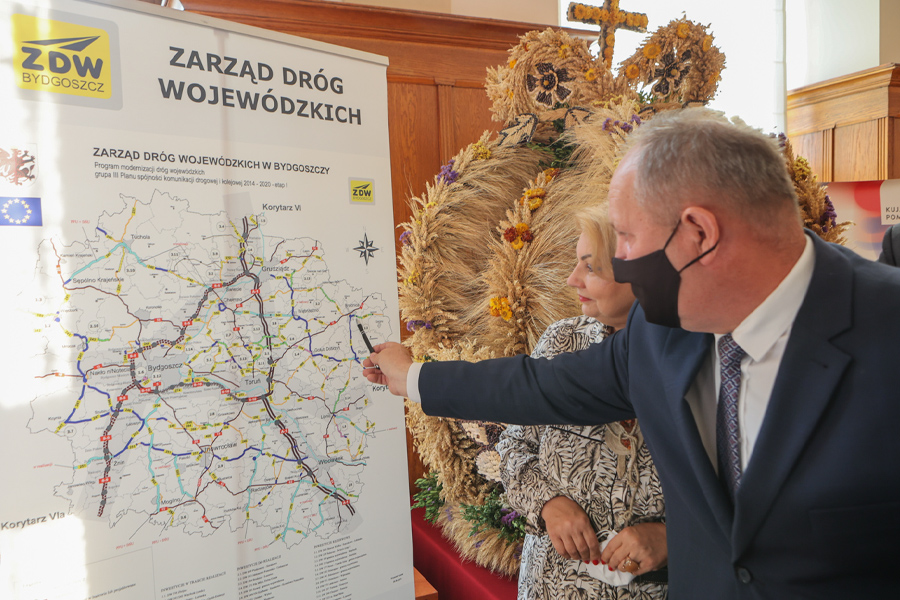 Podpisanie umów na modernizację dróg wojewódzkich nr 246 i 544, fot. Mikołaj Kuras dla UMWKP