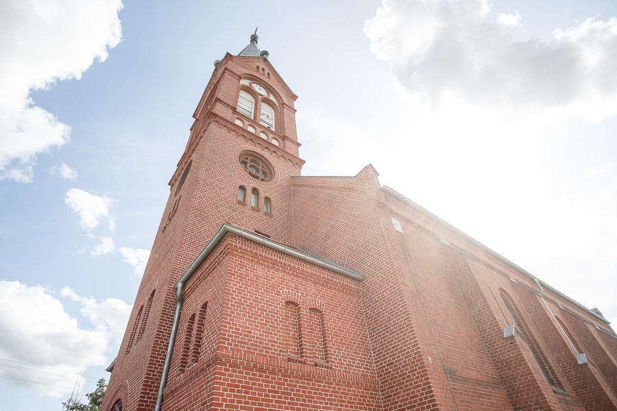 Kościół św. Andrzeja Boboli w Sicienku (powiat bydgoski), fot. Filip Kowalkowski dla UMWKP