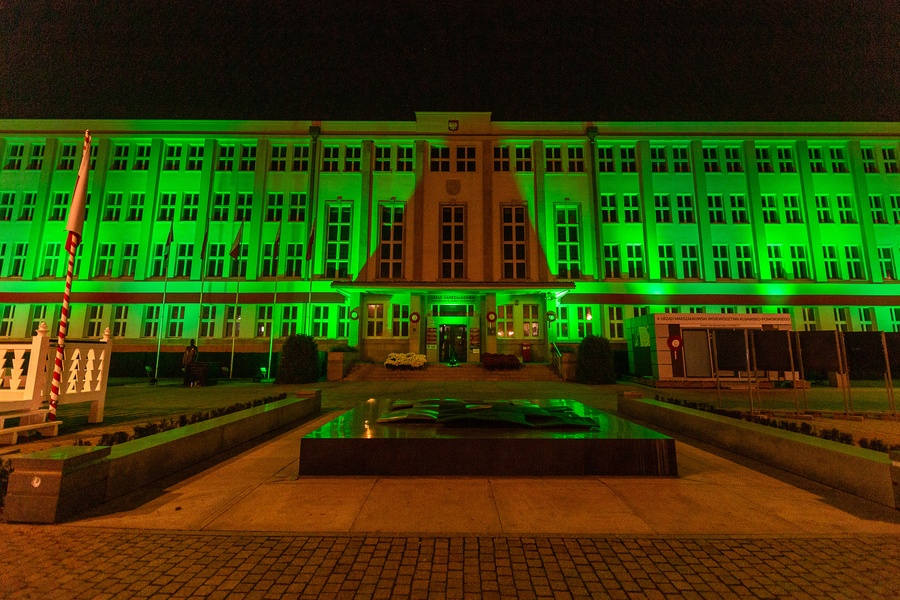 Fronton Urzędu Marszałkowskiego podświetlony na zielono, fot. Szymon Zdziebło/tarantoga.pl dla UMWKP
