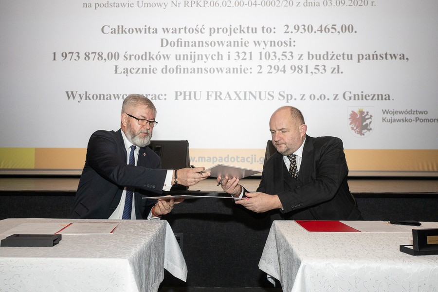 Podpisanie listu intencyjnego w Barcinie, fot. Filip Kowalkowski dla UMWKP