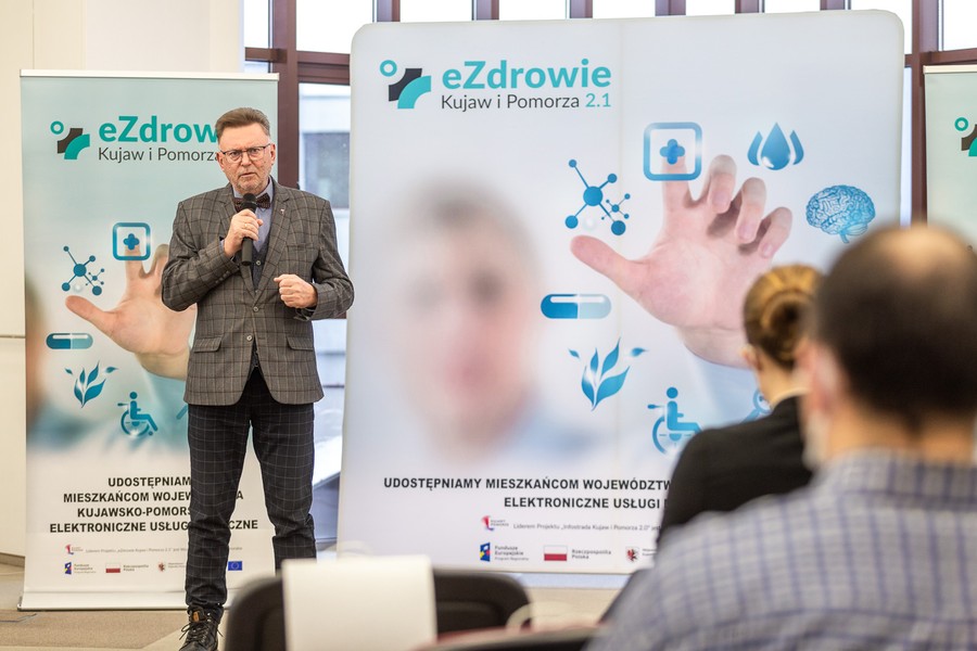 Wicemarszałek Zbigniew Ostrowski na konferencji ,,Sztuczna inteligencja w medycynie”, fot. Szymon Zdziebło/tarantoga.pl