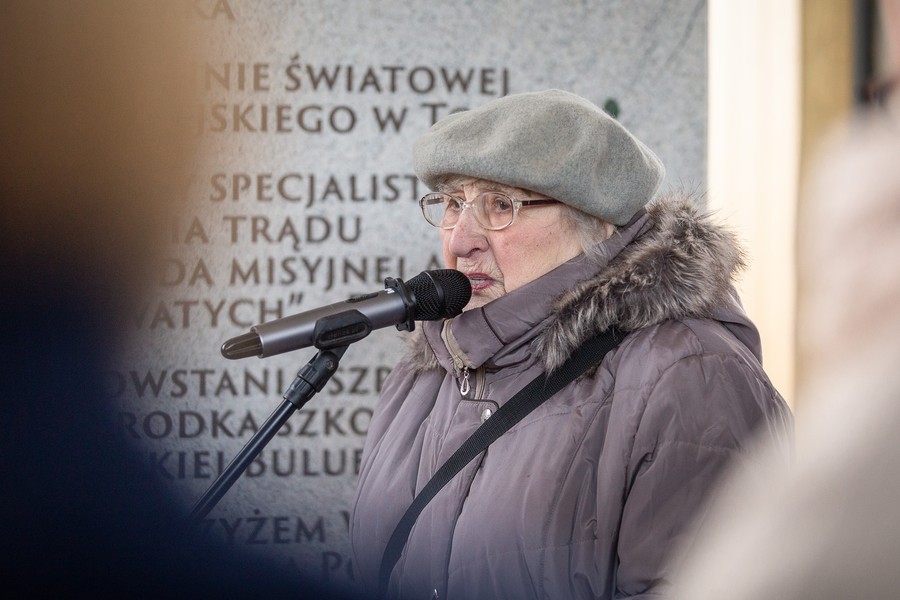 Tablicę z informacją o patronce oddziału zakaźnego WSZ odsłoniła Beata Chomicz, fot. Szymon Zdziebło/tarantoga.pl dla UMWKP