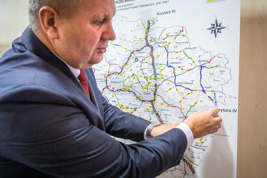 Wicemarszałek Sosnowski pokazujący na mapie fragment planowanej obwodnicy Rypina, fot. Szymon Zdziebło/tarantoga.pl dla UMWKP