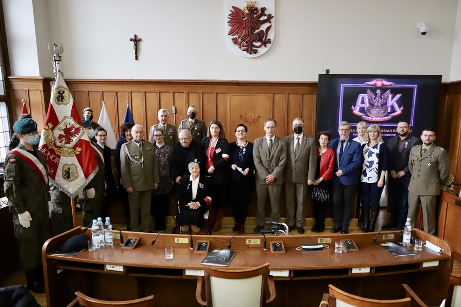 Zdjęcie zbiorowe spotkania na sali sesyjnej urzędu, fot. Andrzej Goiński dla UMWKP