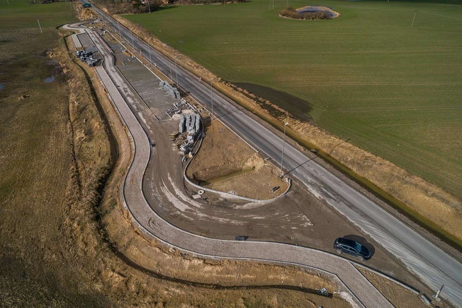 Przebudowa drogi wojewódzkiej nr 548 Stolno-Wąbrzeźno, na zdjęciu fragment drogi w budowie - zdjęcie z drona, fot. Szymon Zdziebło/tarantoga.pl dla UMWKP
