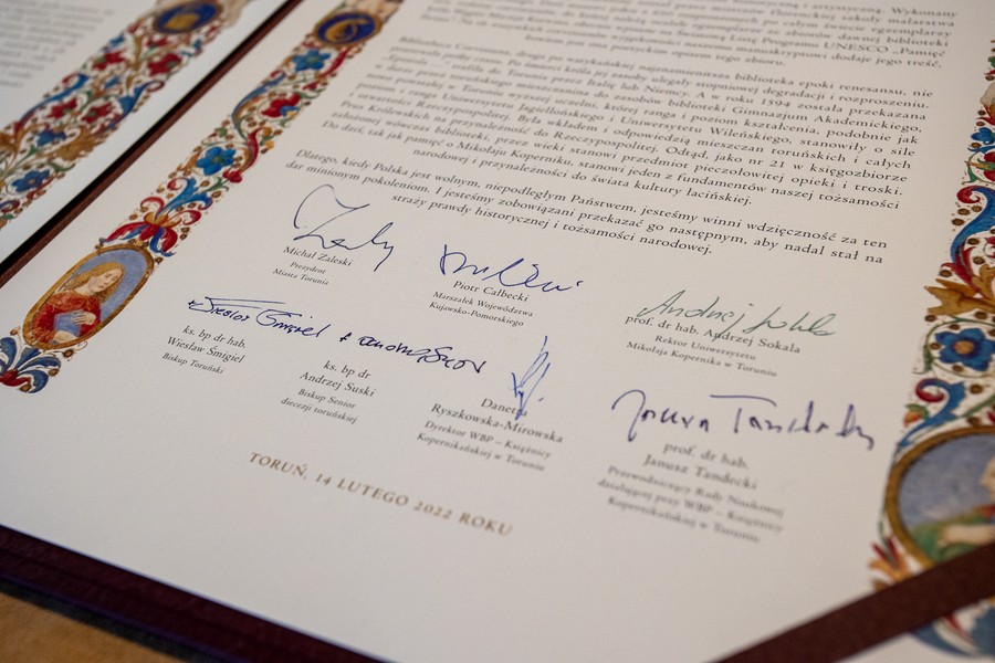 Podpisanie deklaracji w obronie manuskryptu Książnicy Kopernikańskiej, fot. Mikołaj Kuras dla UMWKP