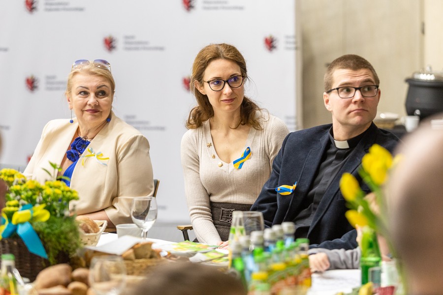 Wielkanocne spotkanie z dziennikarzami, uchodźcami z Ukrainy i przedstawicielami instytucji pomocowych, fot. Szymon Zdziebło/tarantoga.pl dla UMWKP