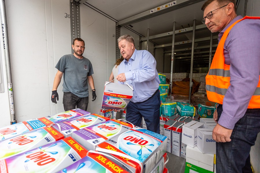 Transport pomocy humanitarnej z Niemiec, fot. Szymon Zdziebło/tarantoga.pl dla UMWKP