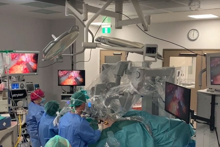 Operacja za pomocą robota chirurgicznego w łódzkim szpitalu Salve Medica, materiał filmowy portalu „Zwrotnik Raka”, YT/zrzut z ekranu