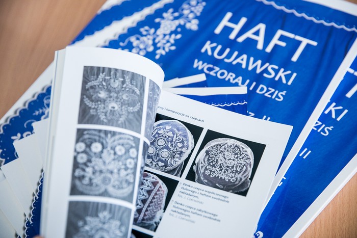Publikacja „Haft kujawski wczoraj i dziś”, fot. Andrzej Goiński/UMWKP