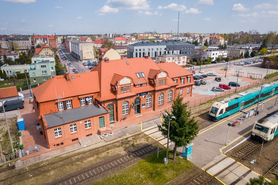 Otwarcie zrewitalizowanego dworca kolejowego w Tucholi, fot. Tomasz Czachorowski dla UMWKP
