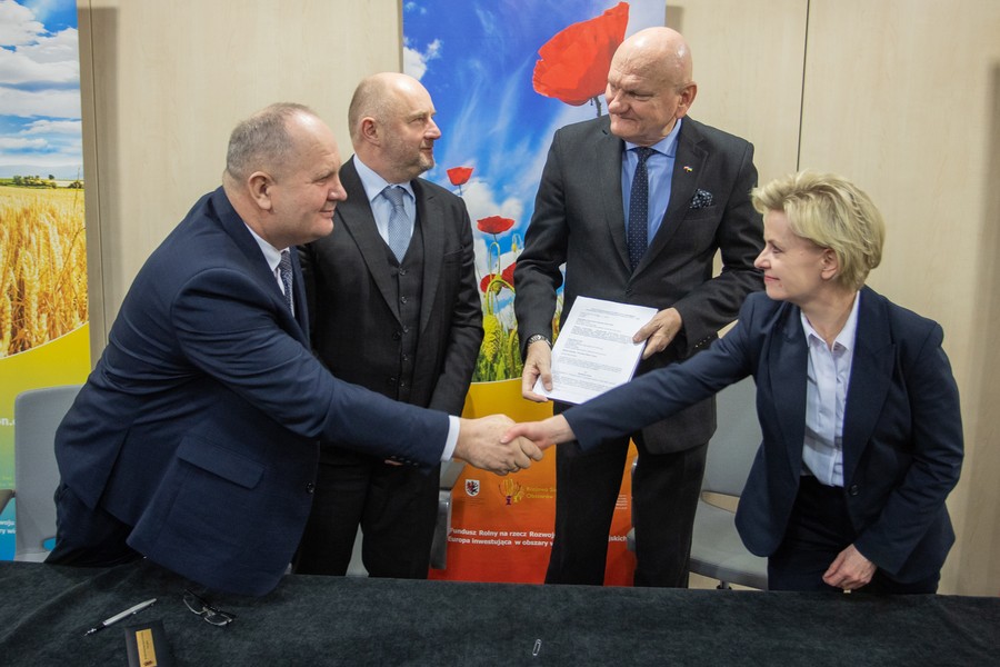 Ceremonia podpisania umowy PROW na modernizację targowiska w Toruniu, fot. Mikołaj Kuras dla UMWKP