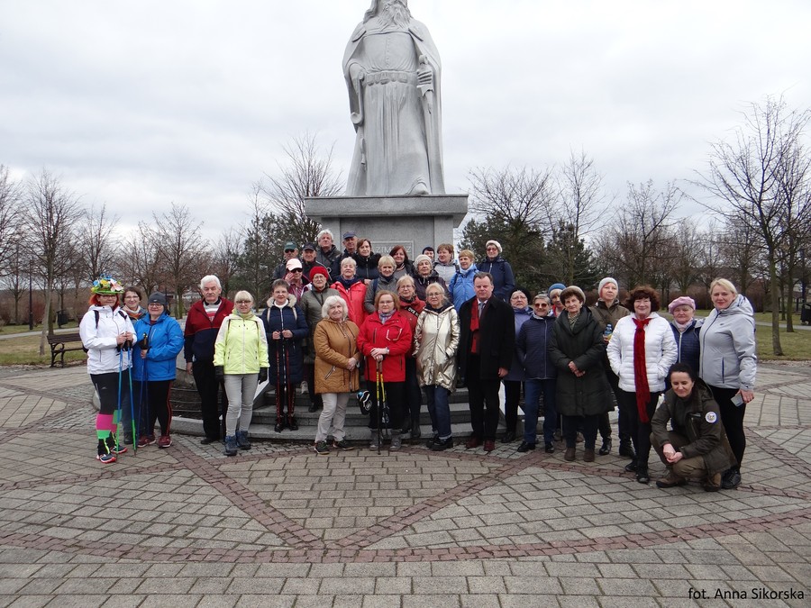 Grupa uczestników rajdu na tle pomnika Króla Kazimierza Wielkiego w Kowalu, fot. Julita Żabecka