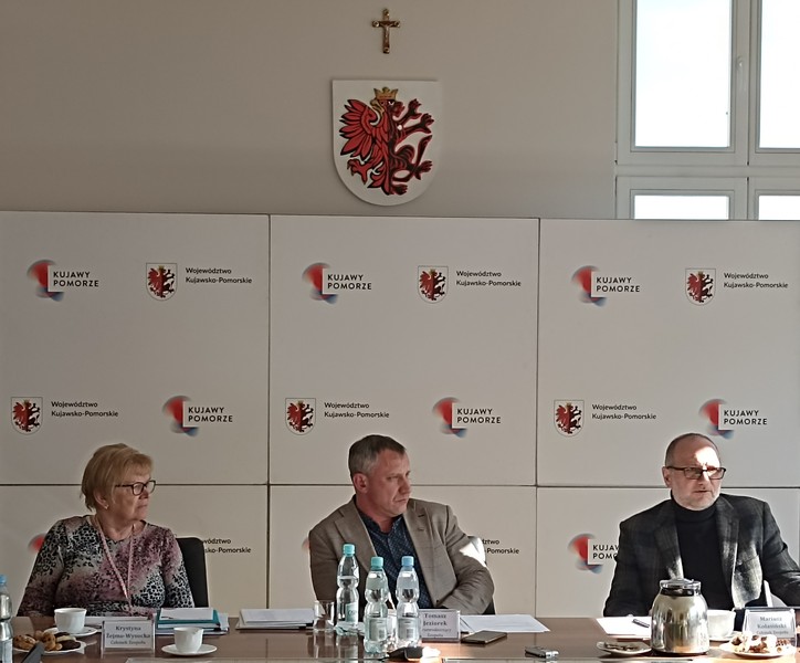 od lewej p. K. Żejmo-Wysocka, p.T. Jeziorek, p. M. Kolasinski podczas posiedzenia Zespołu ds. polityki społecznej i dialogu społecznego w dniu 02.03.2023 r.