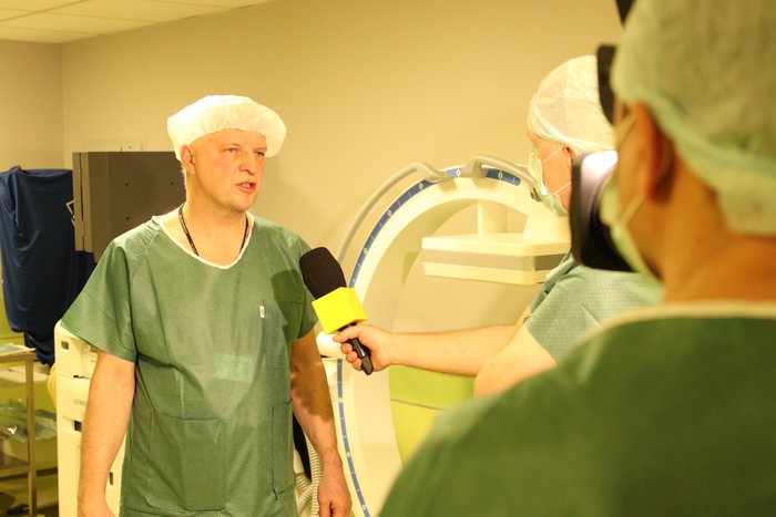 Prof. Józef Mierzwiński w trakcie udzielania wywiadu po udanej operacji, fot. Wojewódzki Szpital Dziecięcy w Bydgoszczy