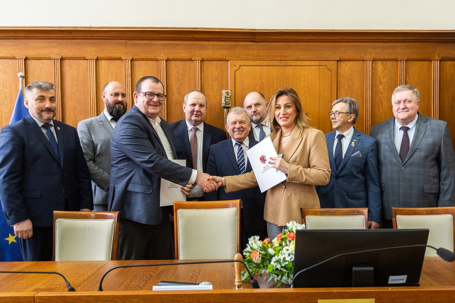Podpisanie umów na modernizację infrastruktury drogowej, 31 marca 2023, fot. Szymon Zdziebło/tarantoga.pl dla UMWKP