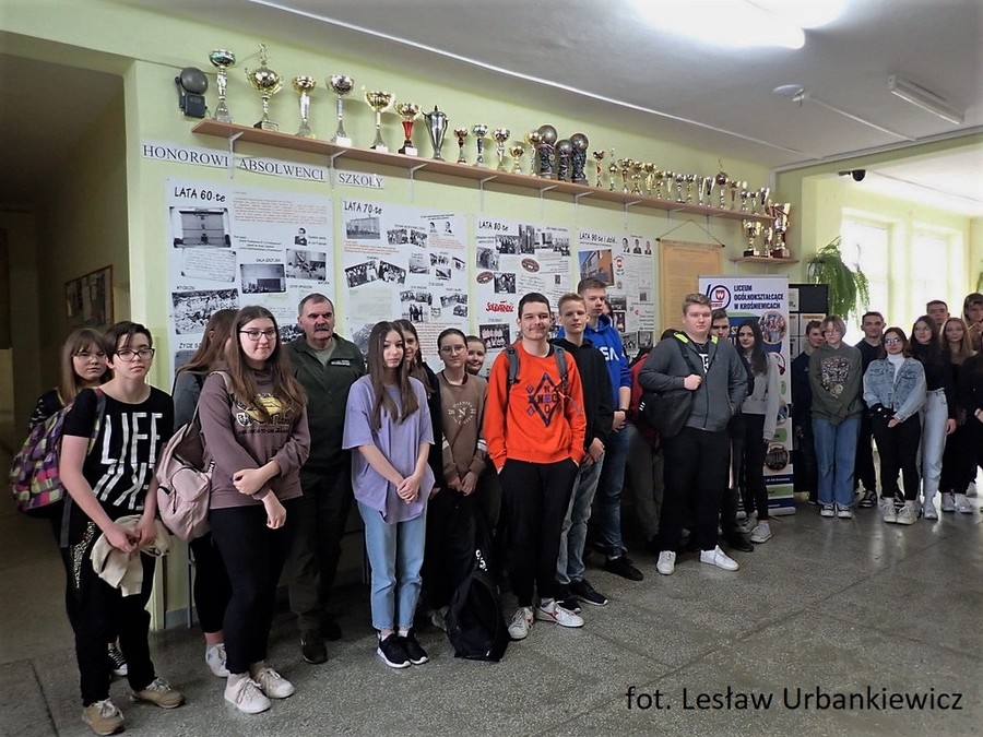 zdjęcie przedstawia grupowe zdjęcie uczniów LO w Krośniewicach wraz z pracownikiem GWPK
