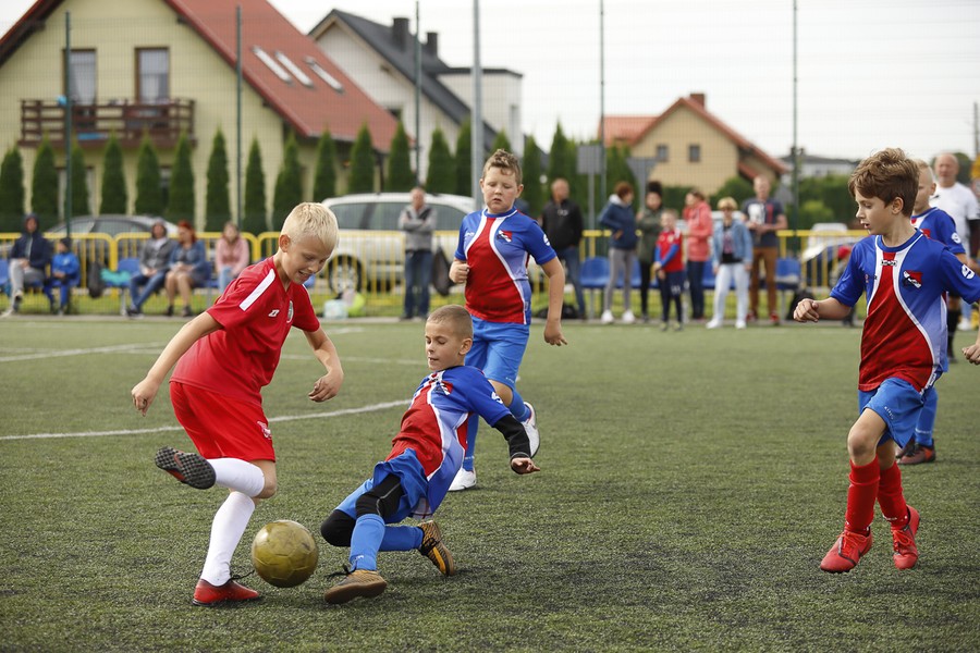 Dzieci grający w piłkę nożną na boisku w Unisławiu, fot. Mikołaj Kuras dla UMWKP