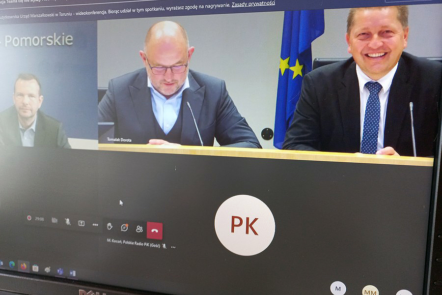 Marszałek Piotr Całbecki i wiceprzewodniczący Komisji NAT połączyli się z dziennikarzami ze studia w Brukseli, fot. UMWKP