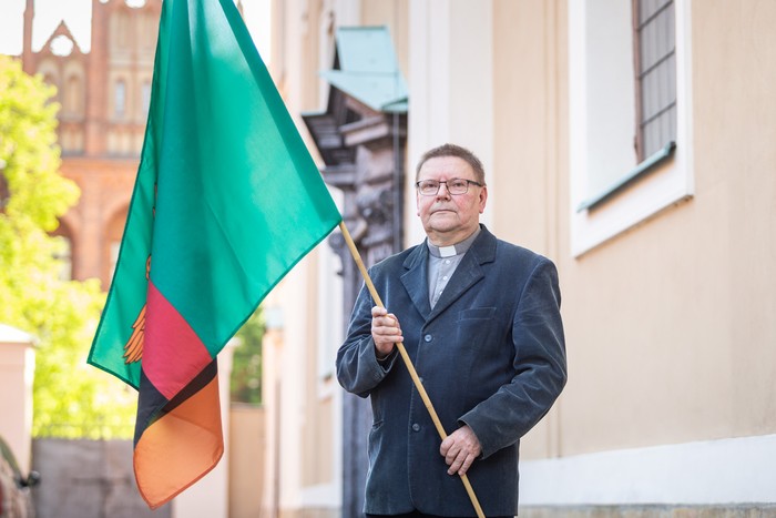 Ojciec Grzegorz Dobroczyński z flagą Zambii, fot. Szymon Zdziebło/tarantoga.pl dla UMWKP