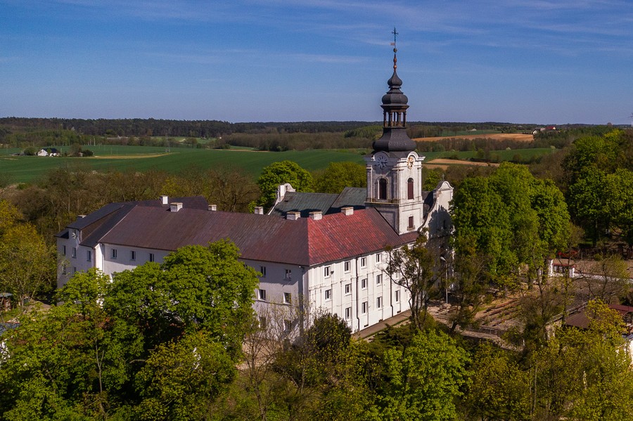 Kościół Nawiedzenia NMP w Oborach (powiat golubsko-dobrzyński), fot. Szymon Zdziebło/tarantoga.pl dla UMWKP