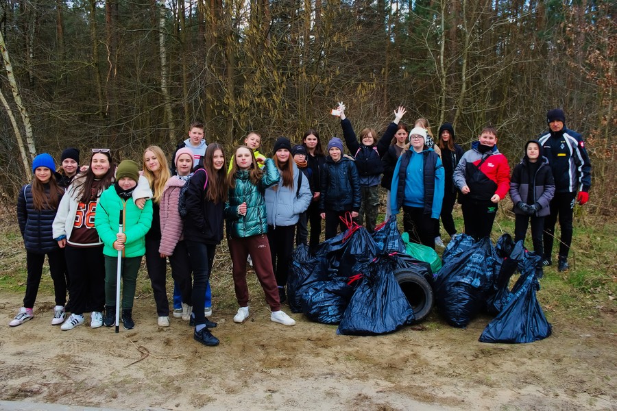 Uczniowie SP 1 w Lidzbarku na akcji sprzątania świata fot. GLPK