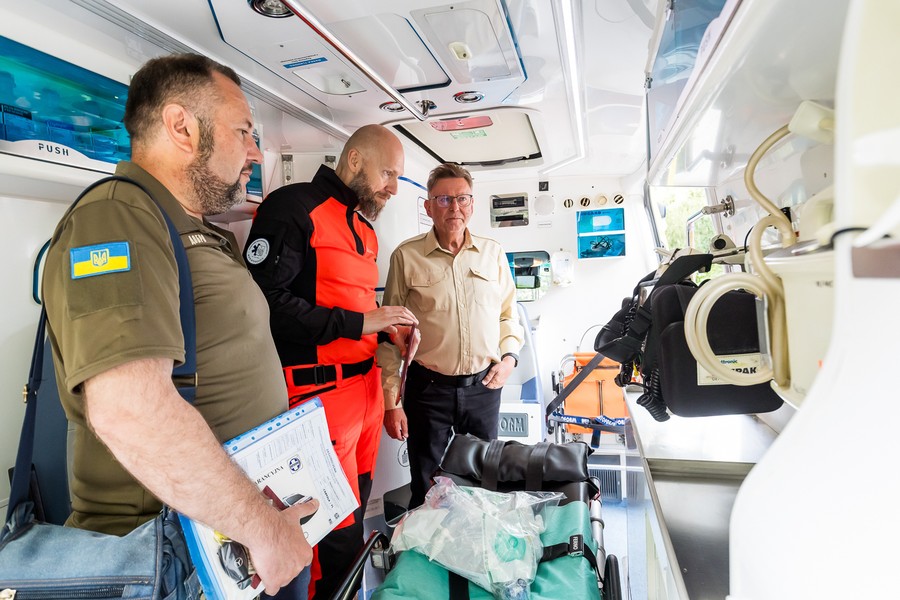 Ambulans ratunkowy dla Charkowa na Ukrainie, fot. Tomasz Czachorowski dla UMWKP