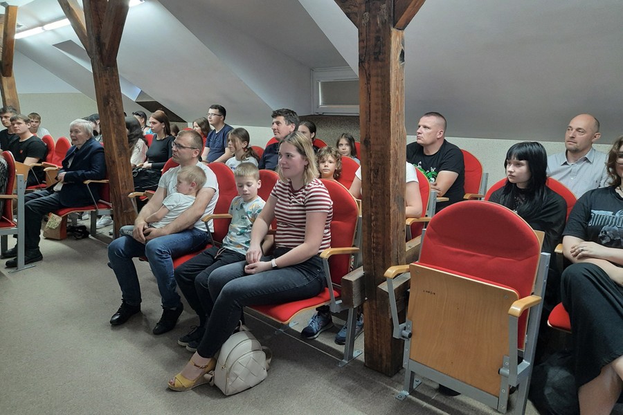 Uczestnicy prelekcji w Radziejowie, osoby w różnym wieku siedzący na salce słuchający prelekcji
