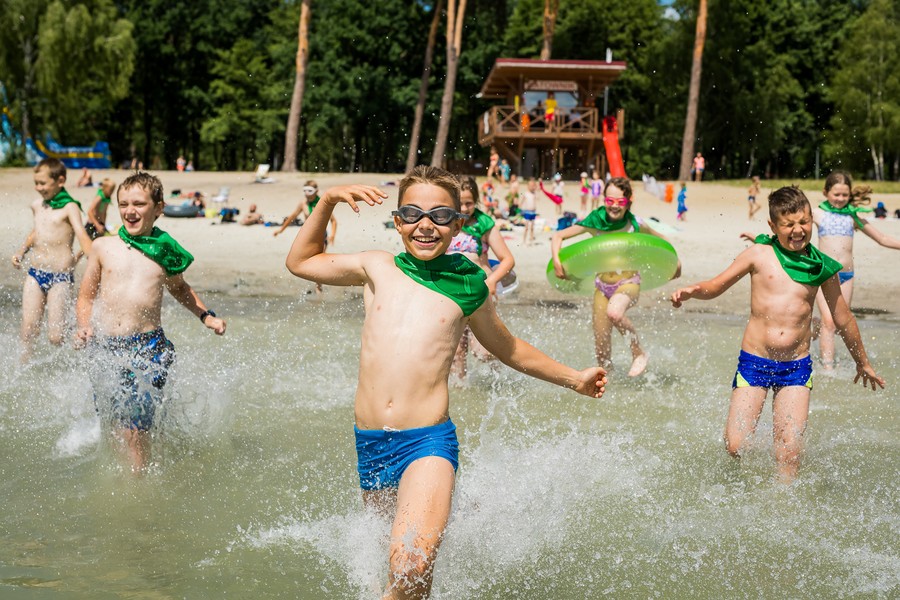 Plaża w Borównie, dzieci wbiegają do wody, autor fotografii: Tomasz Czachorowski