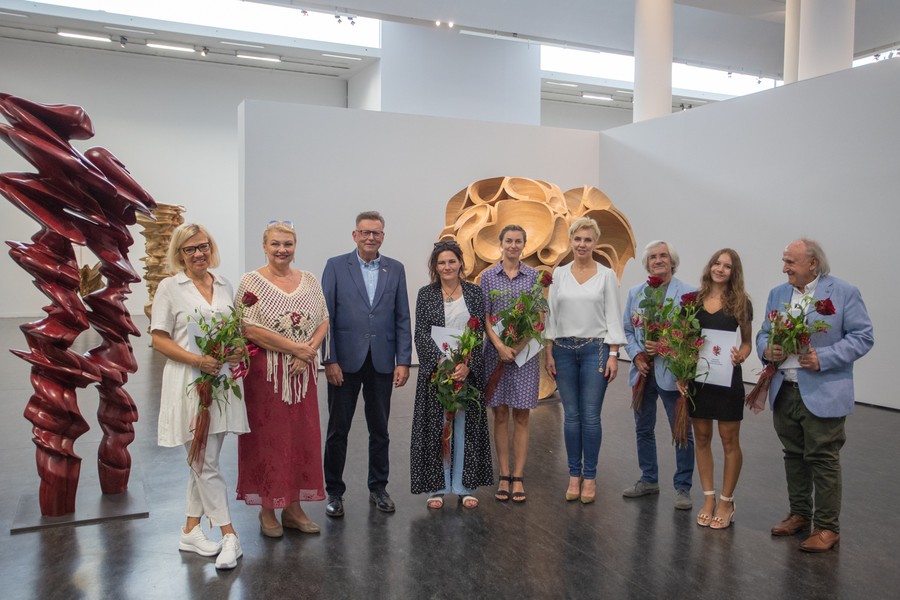 Ceremonia wręczenia stypendiów artystycznych, w tle wystawa rzeźb Tony’ego Cragga, fot. Mikołaj Kuras dla UMWKP
