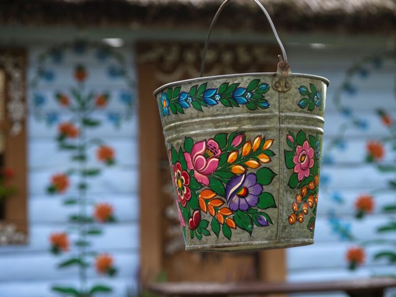 Metalowe wiadro pomalowane we wzorzyste kolorowe kwiaty, fot. Wojciech Woźniak