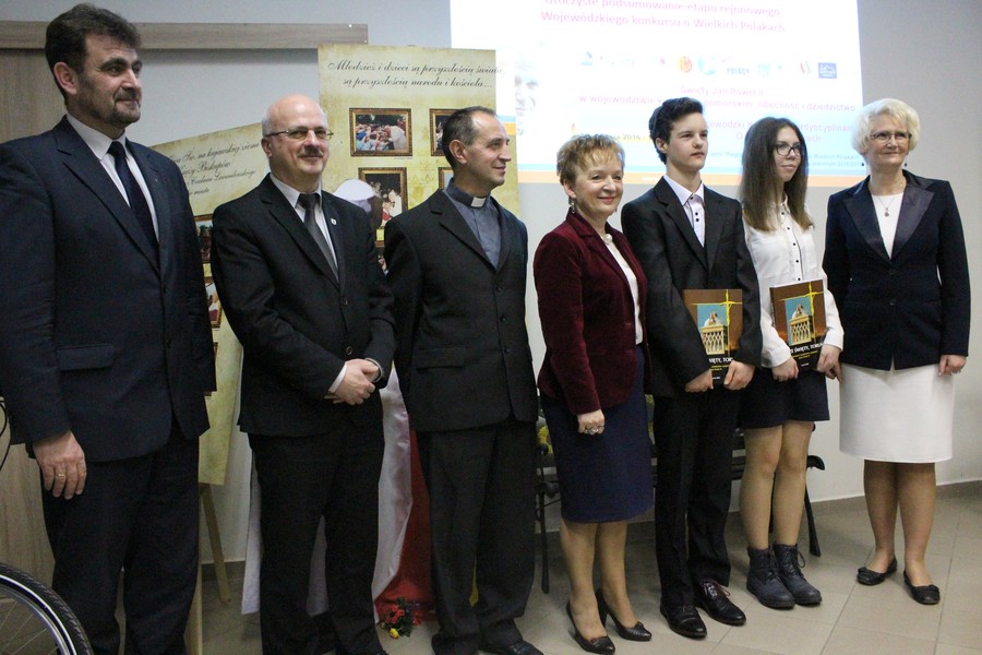 Laureaci II miejsca wraz z organizatorami i fundatorami nagród