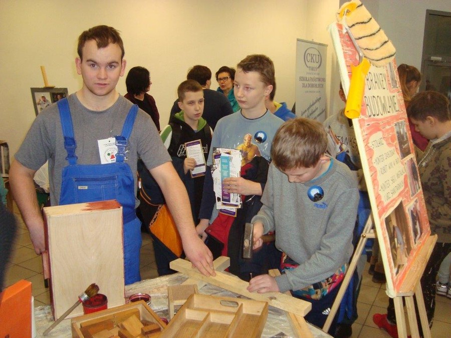Prezentacja wyrobów stolarskich - szybka nauka posługiwania się narzędziami stolarskimi