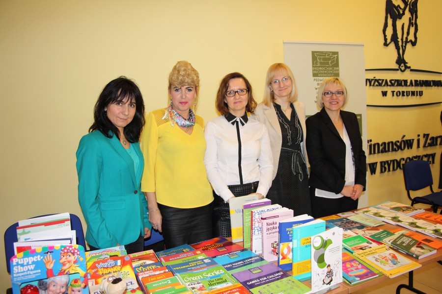 Nauczyciele bibliotekarze Pedagogicznej Bibiloteki Wojewódzkiej w Bydgoszczy promują wystawę o uczniu zdolnym