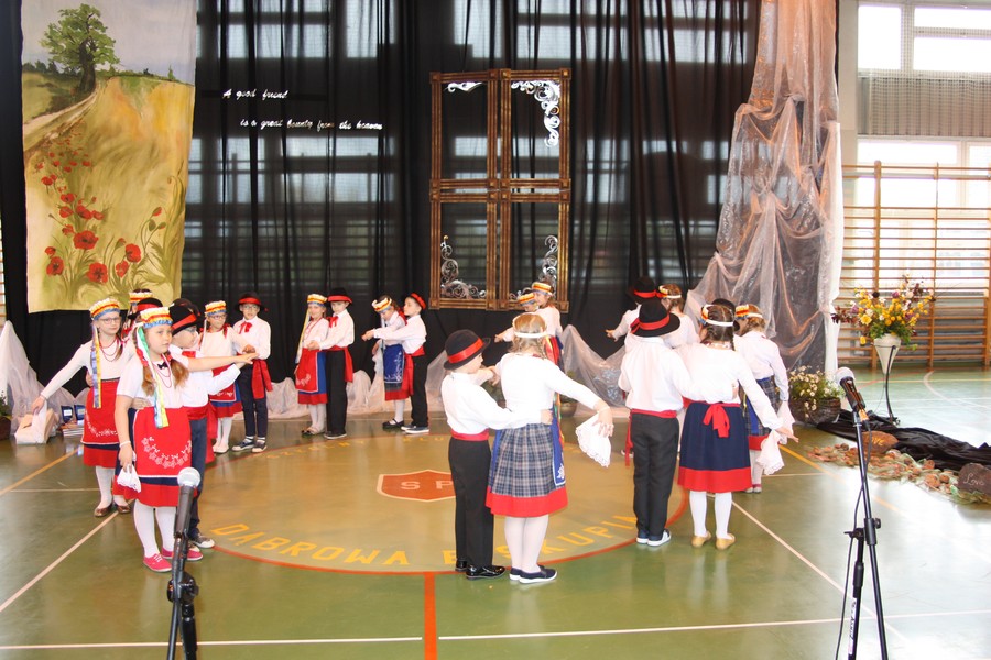 Uczniowie  ZS w Dąbrowie Biskupiej tańczą kujawiaka