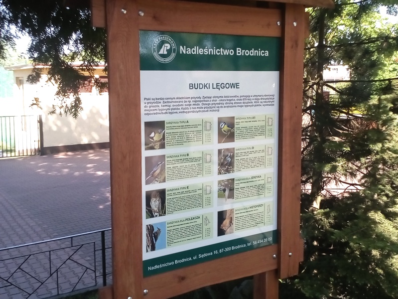 Przyrodnicze tablice informacyjne przed Gimnazjum nr 1 w Brodnicy
