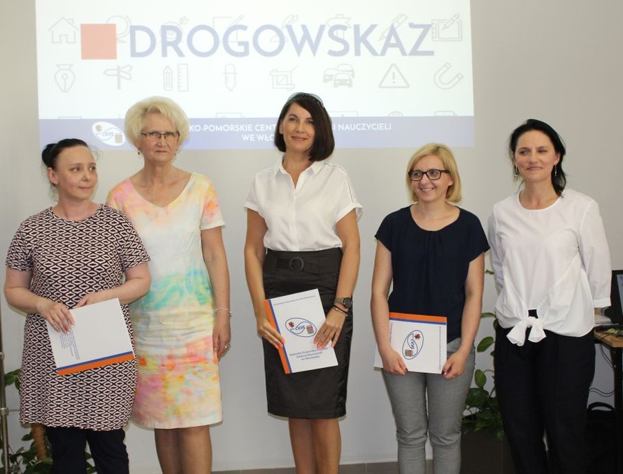 Laureaci konkursu Drogowskaz z dyrektor Grazyna Troszyńską