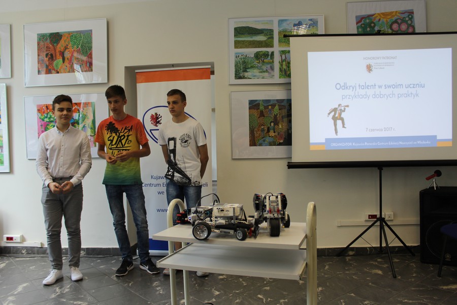 Roboty LEGO prezentują uczniowie z Gim. im.ONZ we Włocławku 