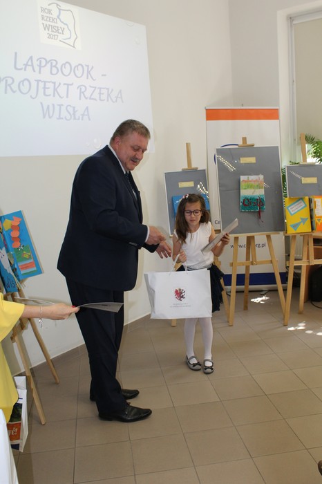 Sławomir Kopyść Członek Zarządu Województwa Kujawsko – Pomorskiego wręcza nagrodę laureatce konkursu 